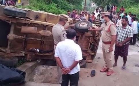 6 killed as vehicle overturns in East Godavari