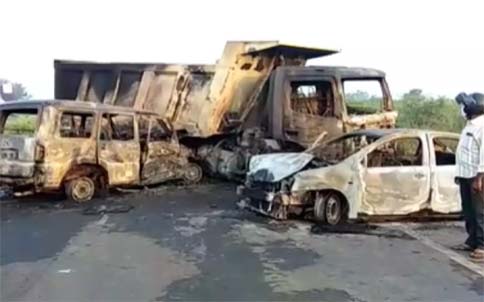 4 people charred to death in a road accident near Kadapa