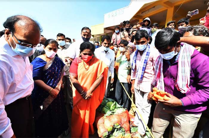 telangana governor tamilisai soundararajan visits bowenpally vegetable market